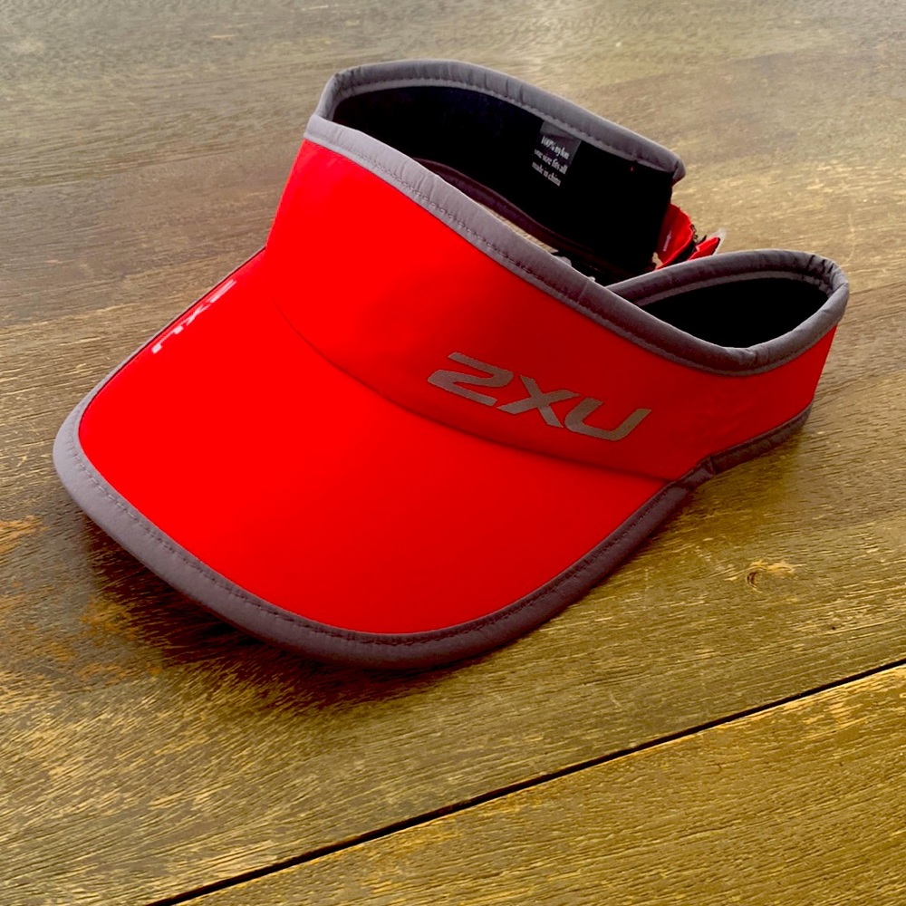 NWT 2XU Run visor